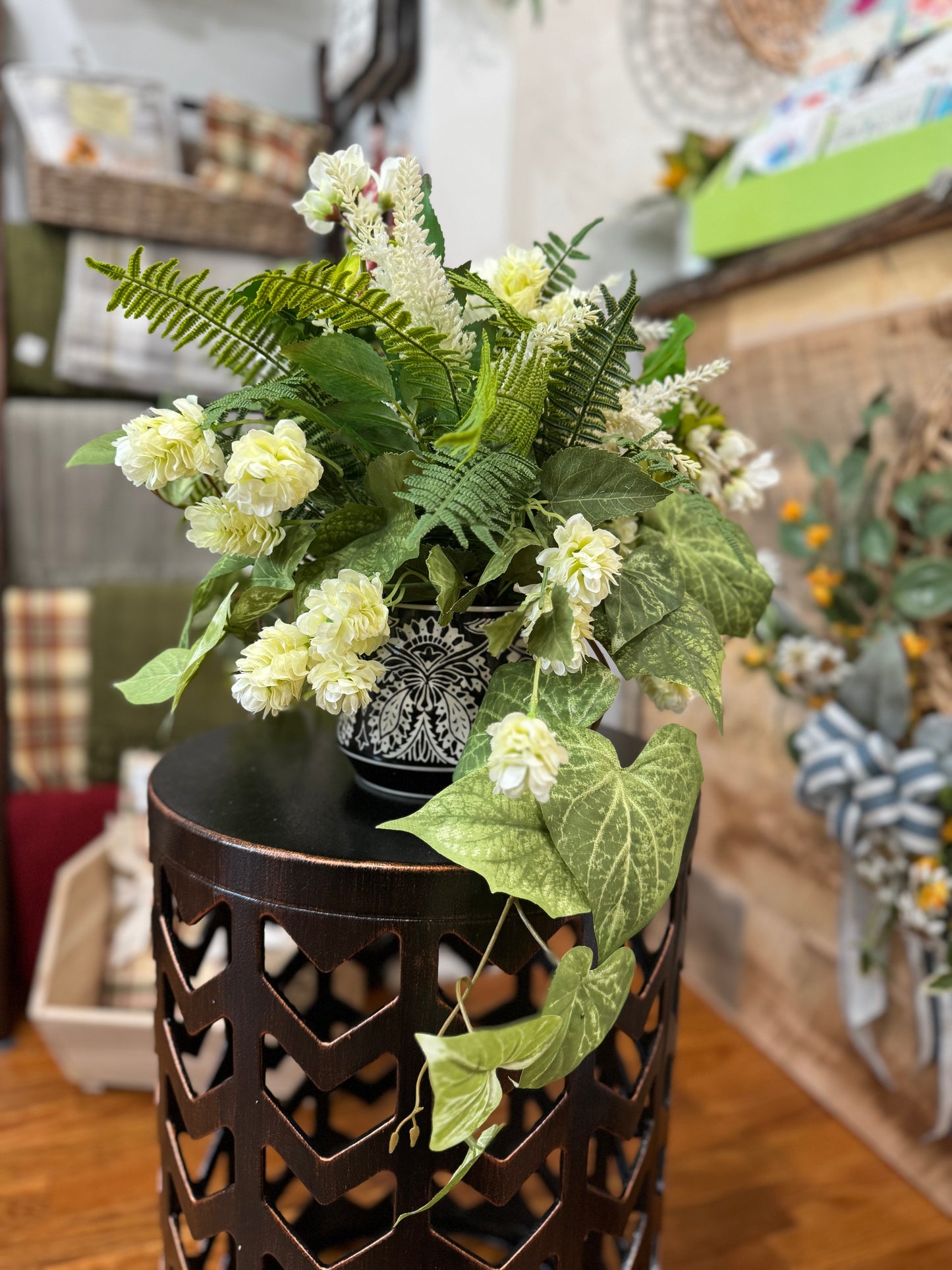 White & green centerpiece in black & white printed ceramic container