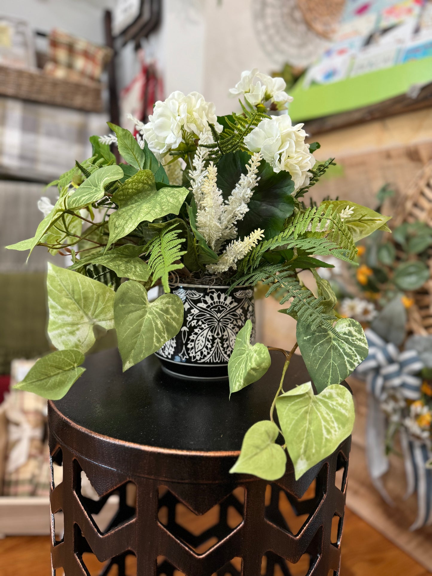 White & green centerpiece in black & white printed ceramic container