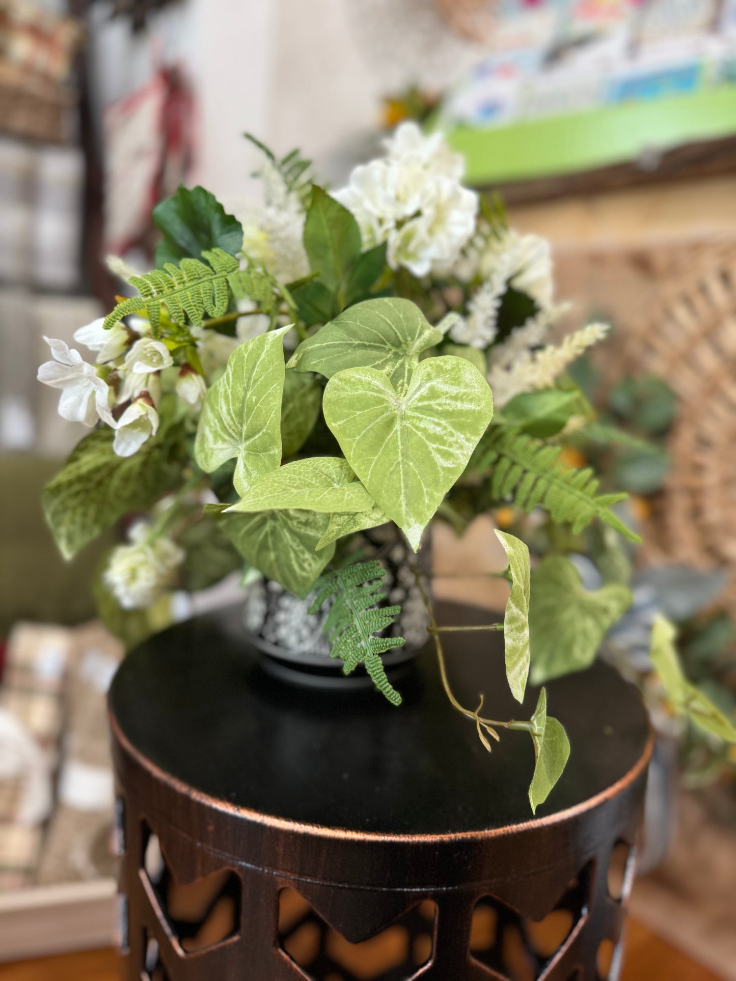 White & green centerpiece in black & white printed ceramic container