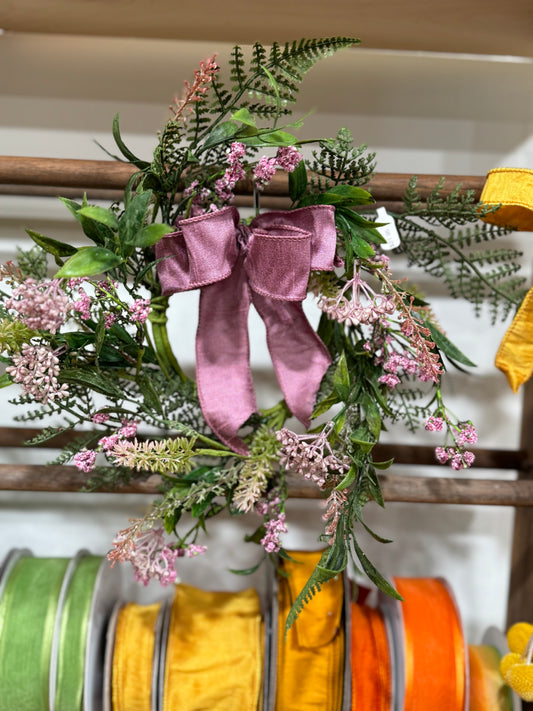 Small mauve leaf and berry accent wreath with Bow